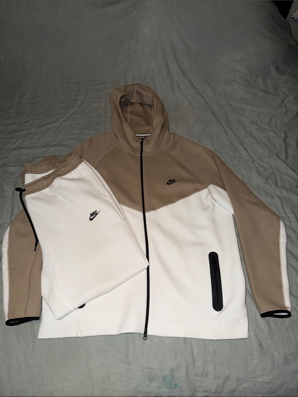 Nike Men’s Beige and White Full-Zip Performance Hoodie Jacket